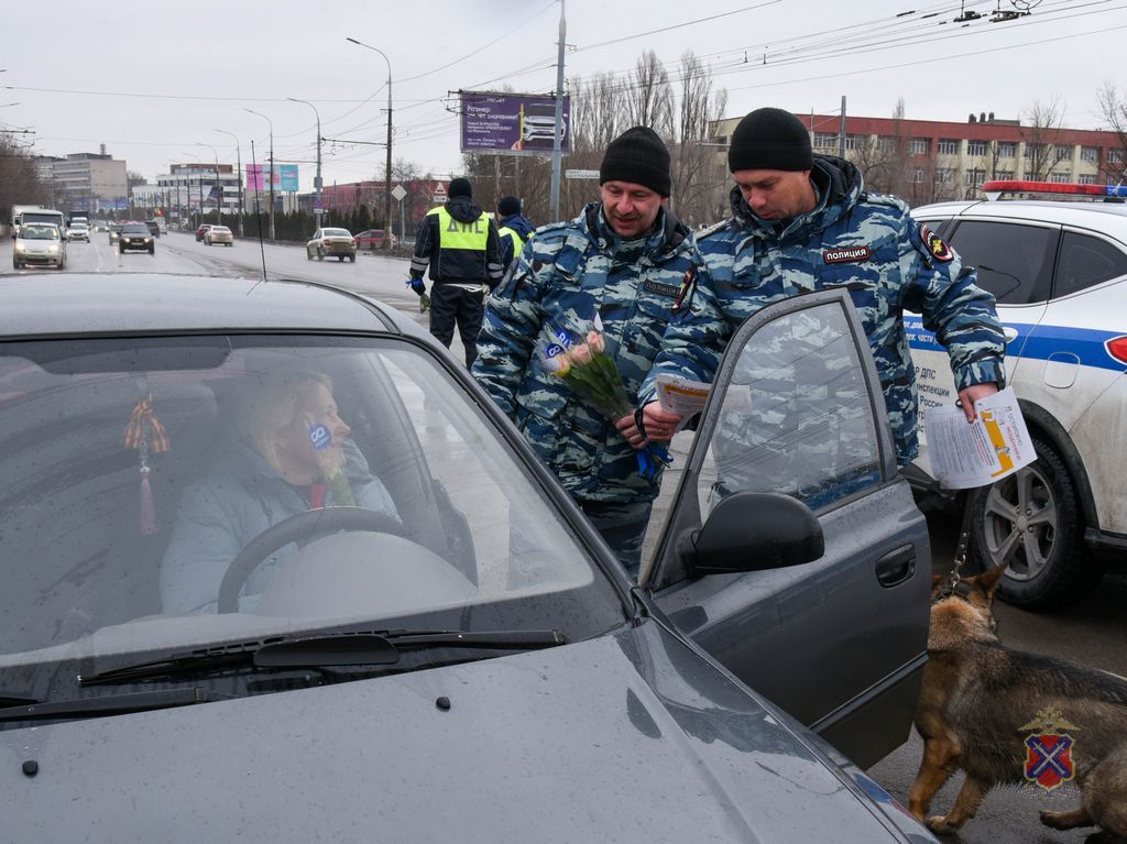 Волгоградские инспекторы поздравили женщин-автомобилистов с Международным женским днем Волгоградские инспекторы поздравили женщин-автомобилистов с Международным женским днем