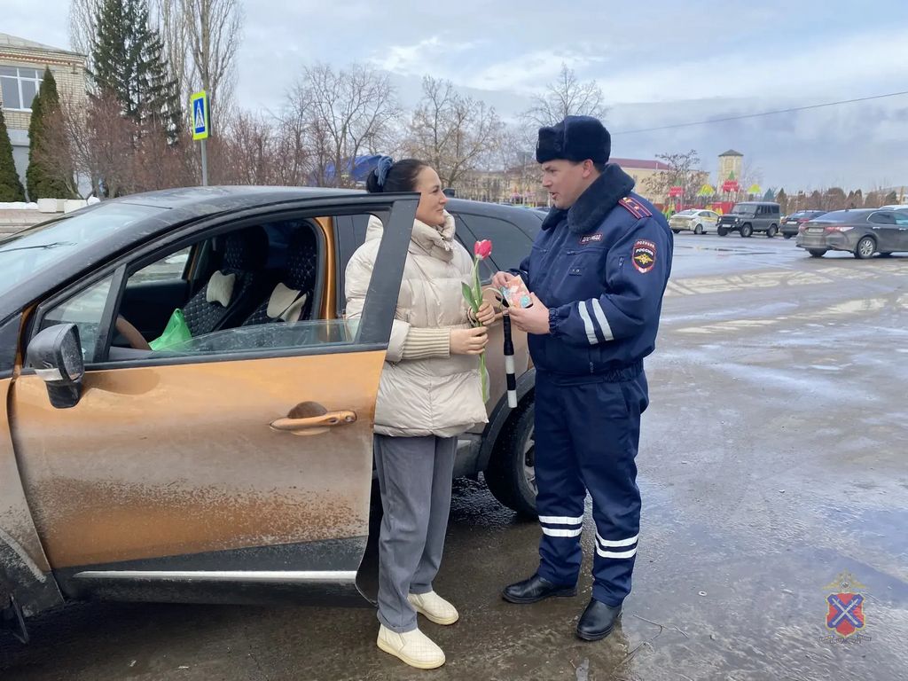 Волгоградские инспекторы поздравили женщин-автомобилистов с Международным женским днем Волгоградские инспекторы поздравили женщин-автомобилистов с Международным женским днем