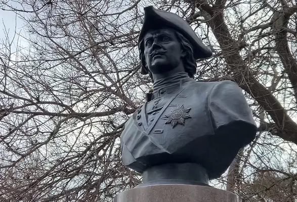 1 В Волгограде установили новый памятник Петру I