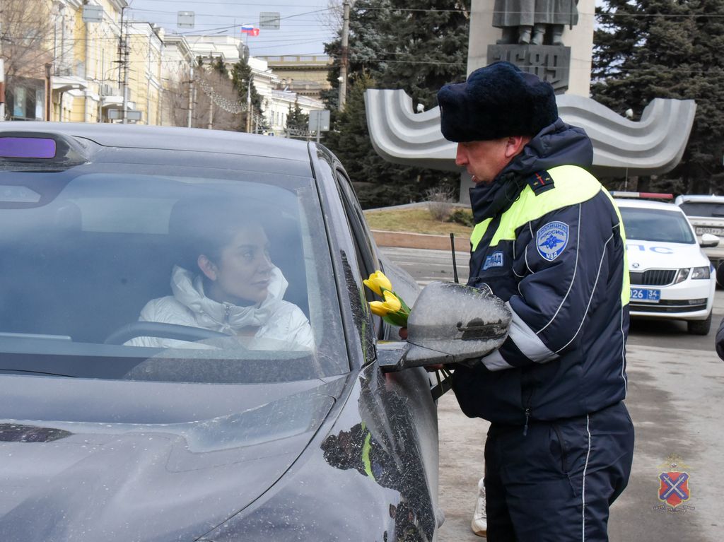 Волгоградские инспекторы поздравили женщин-автомобилистов с Международным женским днем Волгоградские инспекторы поздравили женщин-автомобилистов с Международным женским днем