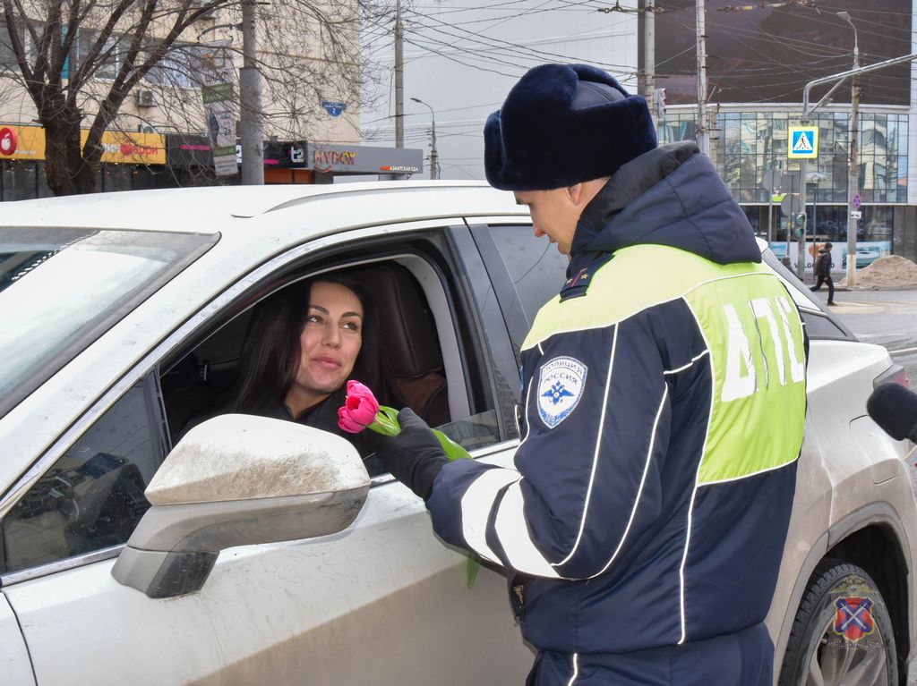 Волгоградские инспекторы поздравили женщин-автомобилистов с Международным женским днем