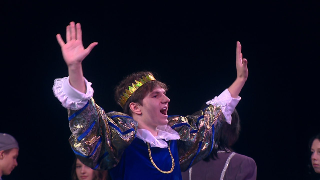 Воспитанники школьного театра «Созвездие» впервые выступили на большой сцене ТЮЗа в Волгограде Воспитанники школьного театра «Созвездие» впервые выступили на большой сцене ТЮЗа в Волгограде