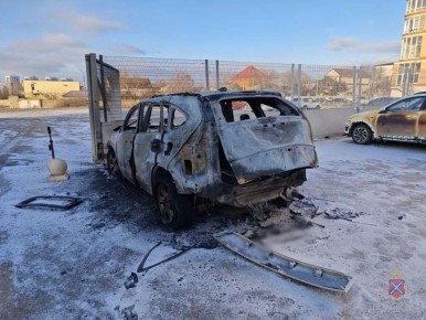 Две иномарки сгорели во дворе дома в Волгограде