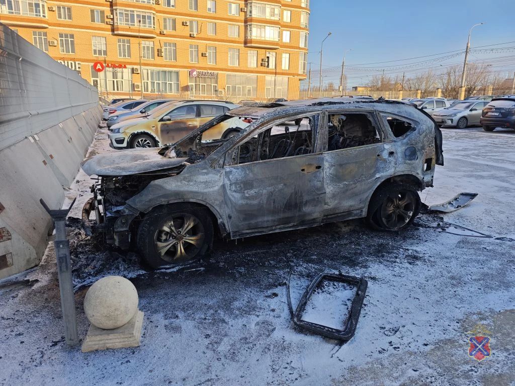 Полицейские устанавливают причину возгорания автомобиля в Дзержинском районе Волгограда Полицейские устанавливают причину возгорания автомобиля в Дзержинском районе Волгограда