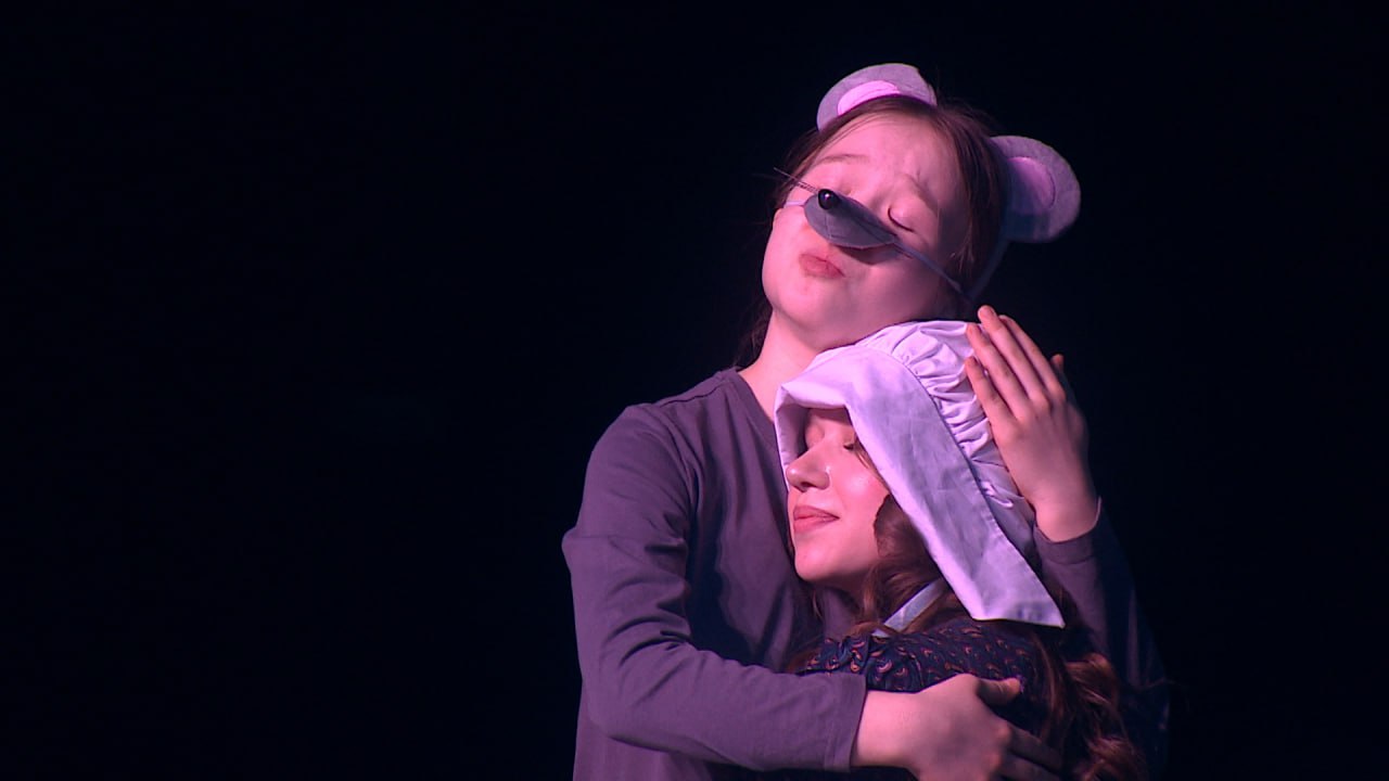 Воспитанники школьного театра «Созвездие» впервые выступили на большой сцене ТЮЗа в Волгограде Воспитанники школьного театра «Созвездие» впервые выступили на большой сцене ТЮЗа в Волгограде