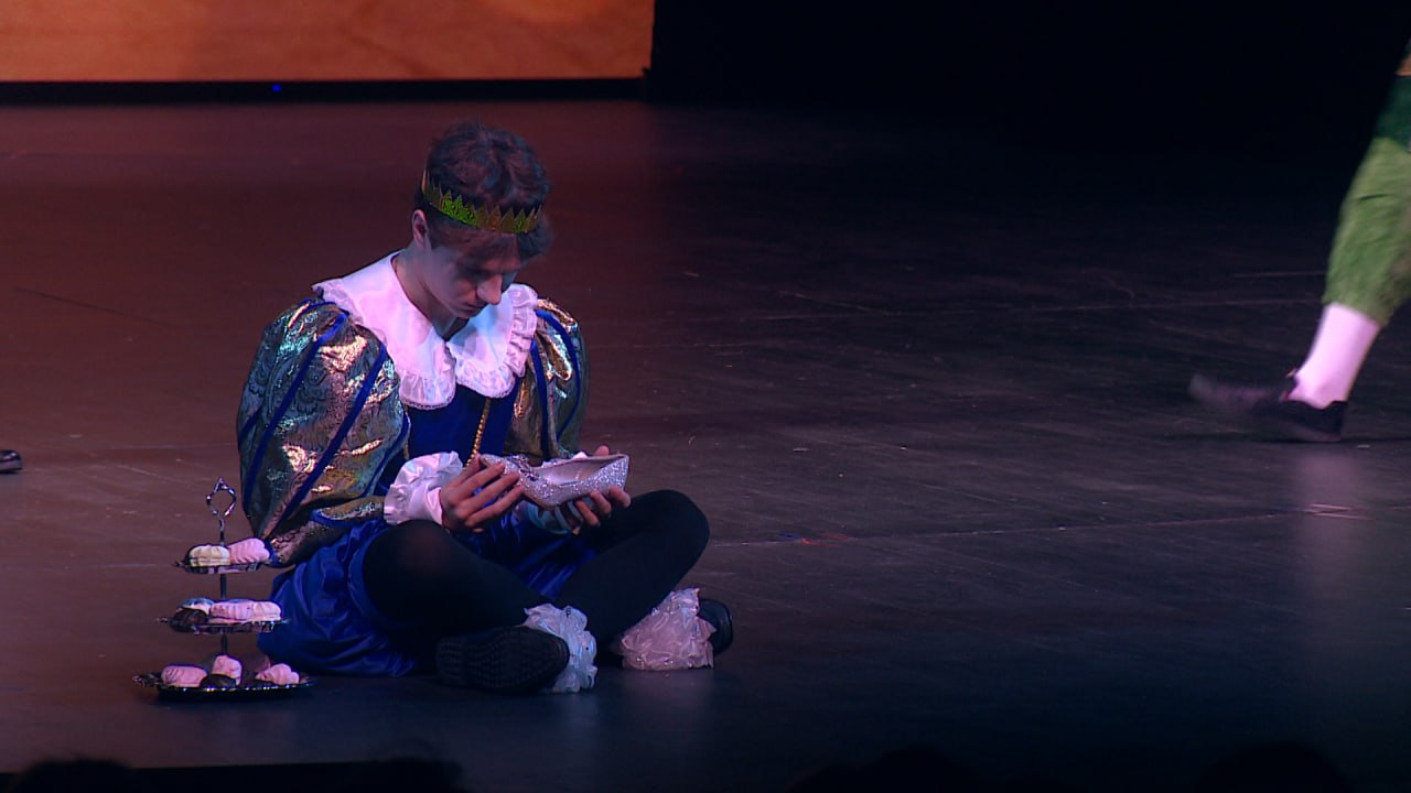 Воспитанники школьного театра «Созвездие» впервые выступили на большой сцене ТЮЗа в Волгограде Воспитанники школьного театра «Созвездие» впервые выступили на большой сцене ТЮЗа в Волгограде