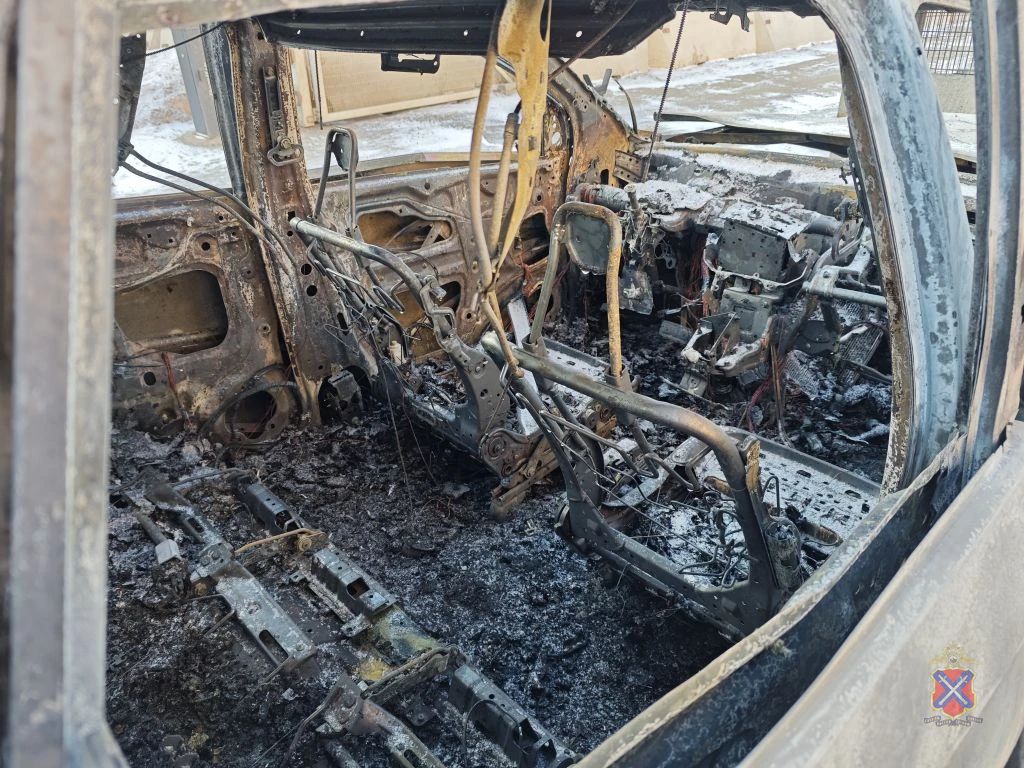 Полицейские устанавливают причину возгорания автомобиля в Дзержинском районе Волгограда Полицейские устанавливают причину возгорания автомобиля в Дзержинском районе Волгограда