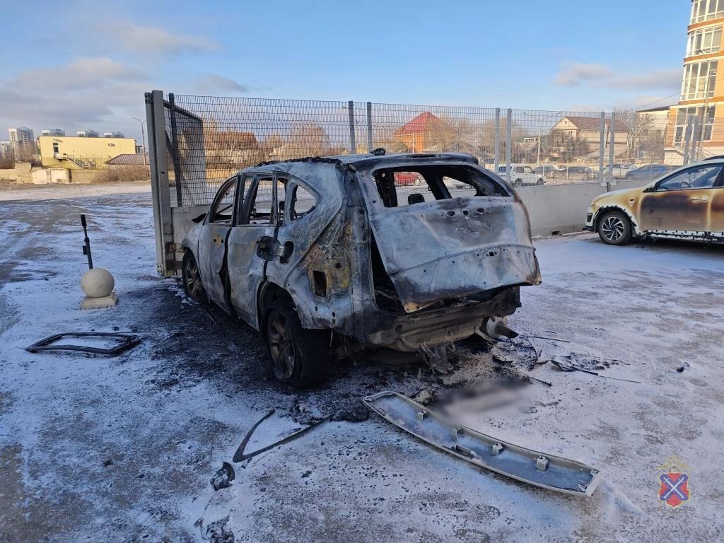 Полицейские устанавливают причину возгорания автомобиля в Дзержинском районе Волгограда