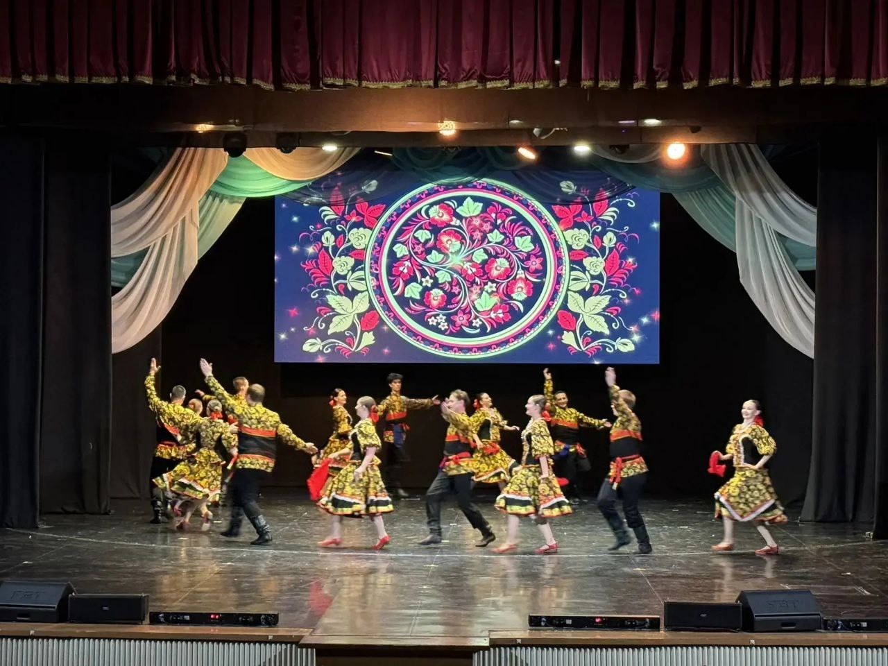 В ДК Тракторозаводского района красиво и торжественно отметили День жилищно-коммунального хозяйства В ДК Тракторозаводского района красиво и торжественно отметили День жилищно-коммунального хозяйства