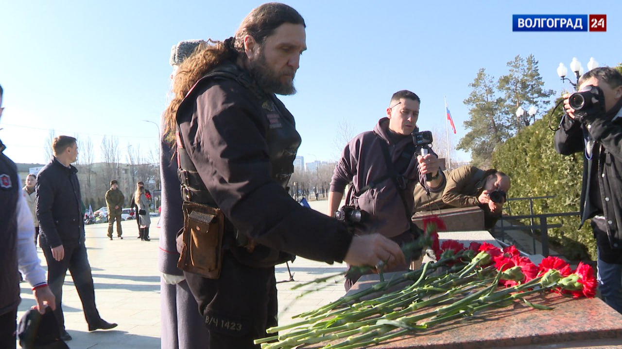 Участники патриотического автопробега «Крым – Россия! Навсегда» поднялись на Мамаев курган Участники патриотического автопробега «Крым – Россия! Навсегда» поднялись на Мамаев курган