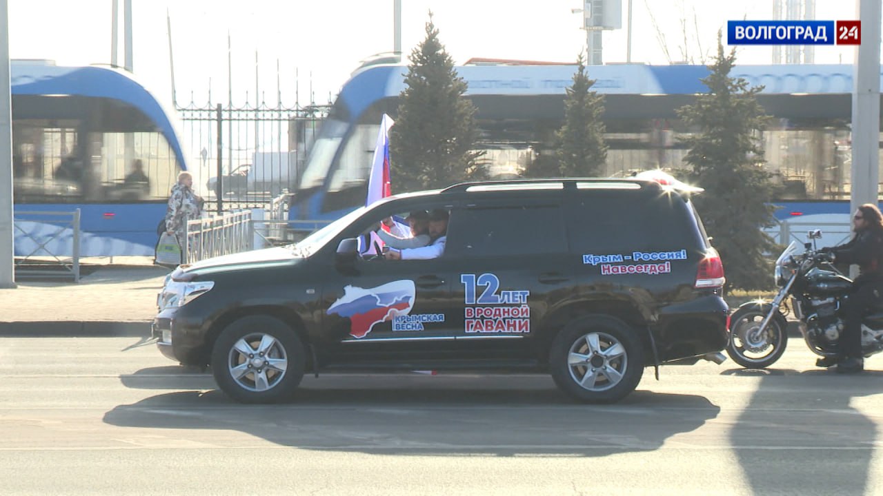 Участники патриотического автопробега «Крым – Россия! Навсегда» поднялись на Мамаев курган
