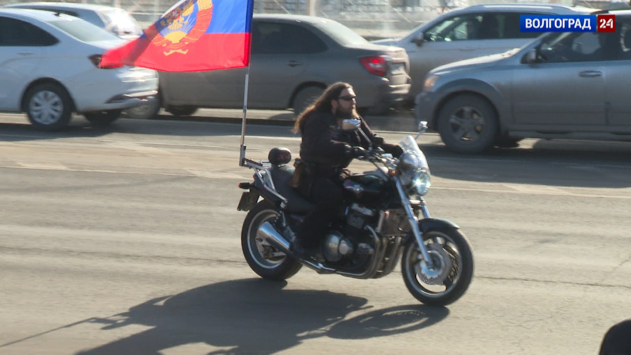 Участники патриотического автопробега «Крым – Россия! Навсегда» поднялись на Мамаев курган Участники патриотического автопробега «Крым – Россия! Навсегда» поднялись на Мамаев курган