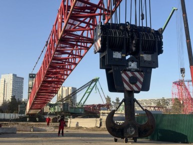 В Центральном парке Волгограда монтируют гигантские краны для строительства 120-метрового колеса обозрения