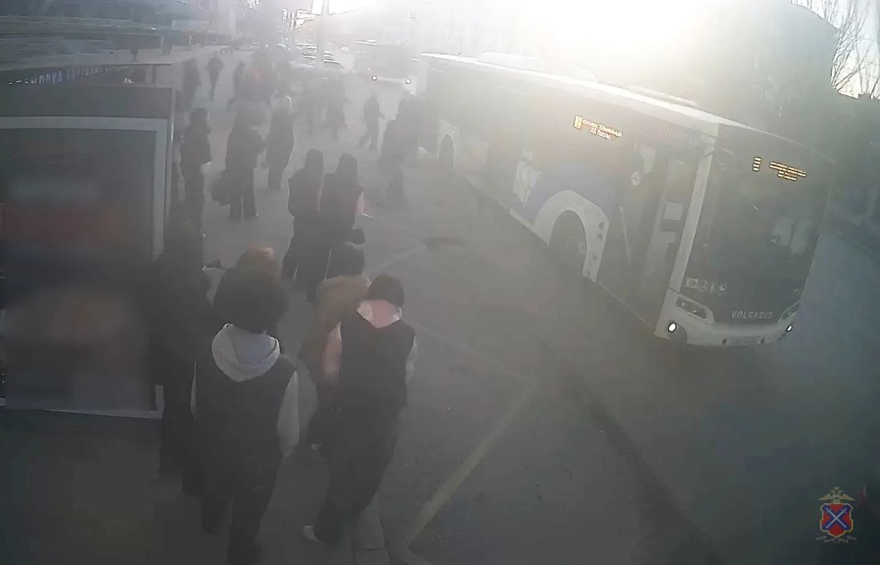 Били стекла и оскорбляли людей: в Волгограде толпа подростков атаковала автобус и пыталась вытащить водителя