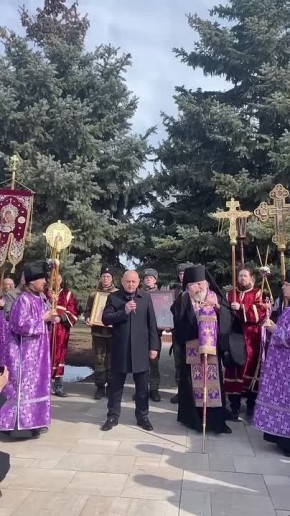 Игорь Воронин: Общегородской молебен. Сотни волжан пришли к Поклонному кресту, чтобы вместе с епископом Иоанном помолиться о наших воинах — участниках специальной военной операции