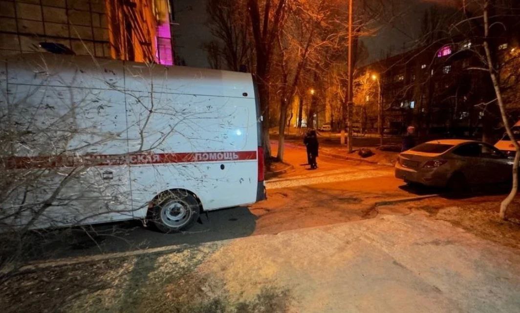 Водитель скорой помощи попал под колеса своей же машины в Волгограде
