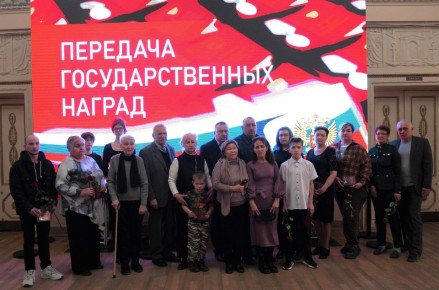 В администрации Волжского сообщили о вручении государственных наград родственникам военнослужащих, которые погибли во время специальной военной операции