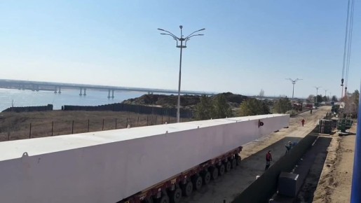 Колонны для 120-метрового колеса обозрения привозят в ЦПКиО Волгограда