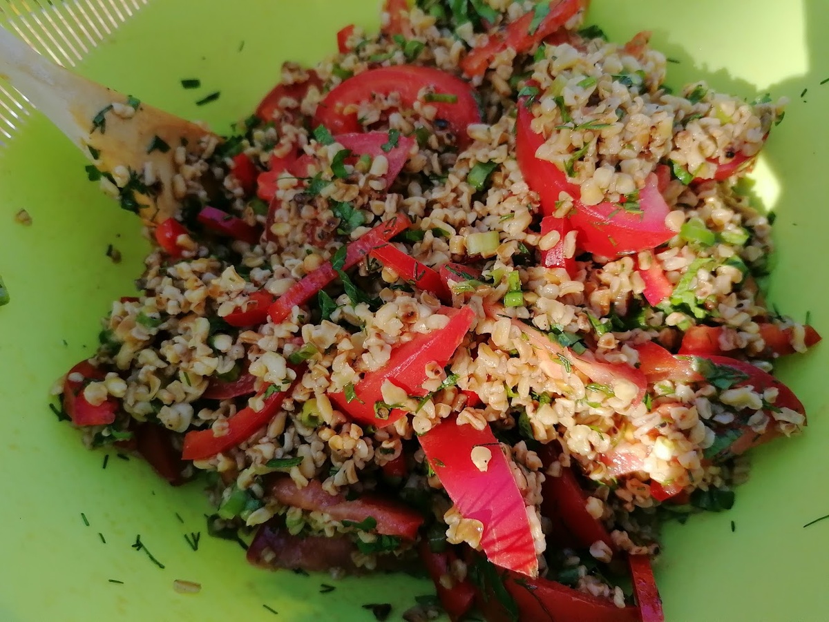 Салат с булгуром и овощами для пикника: свежий взгляд на классический рецепт