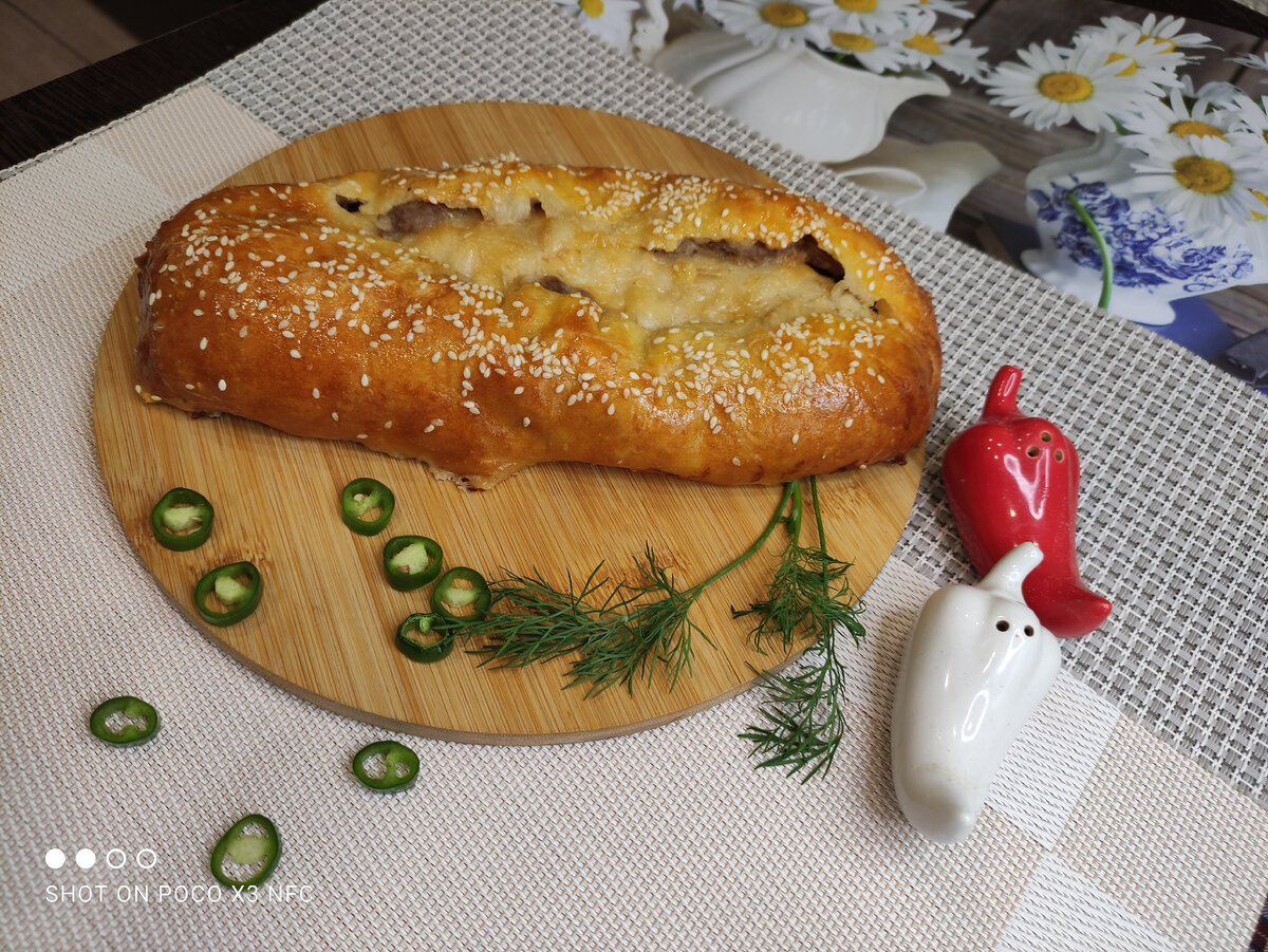 Кулинарная новинка: сочный мясной рулет на кето-тесте