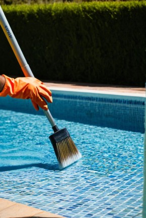Жидкость для очистки стенок бассейна: состав, виды и инструкция по применению