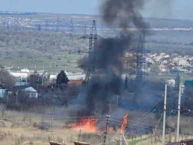 Хорошо горит. На ЖКО в Краснооктябрьском районе Волгограда опять карьер полыхает рядом с жилыми домами
