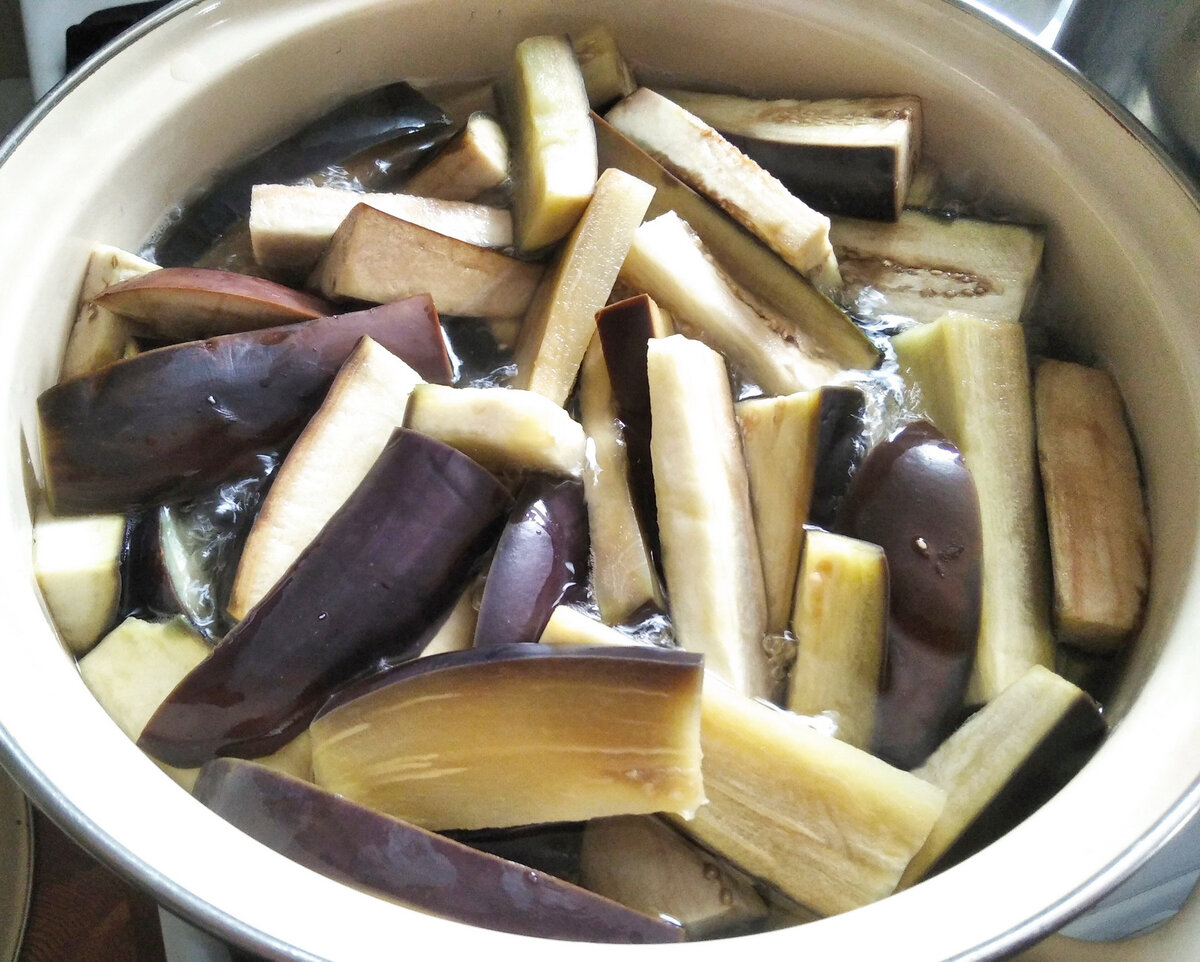 Летний салат с баклажанами и перцем для вашей кухонной рутины