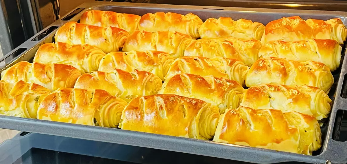 Выпечка, которую оценят все: рецепт картофельных рулетиков на кефирном тесте