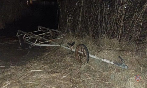 В Дубовском районе продолжаются поиски рыбаков