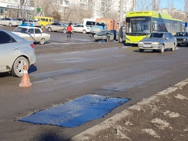 Убитые после зимы дороги Волгограда подлатают за 180 млн рублей