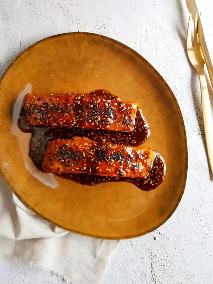 Специи и сияние: как приготовить лосось в соевом соусе с медом и кунжутом