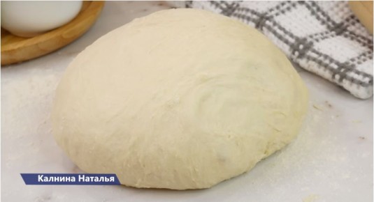 Быстрое и вкусное: универсальное тесто на кефире, которое спасет любую хозяйку