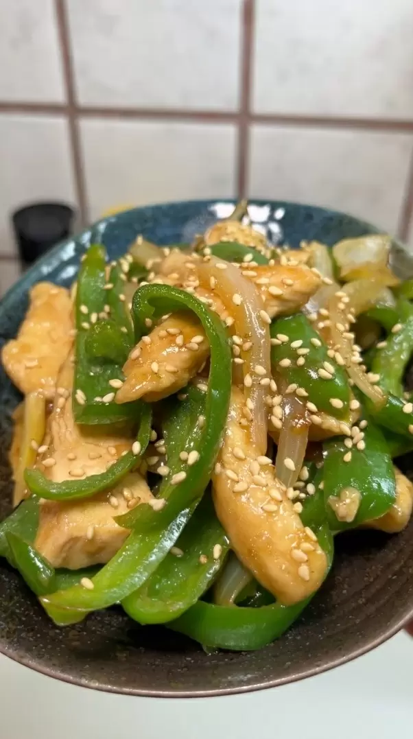 Вкусная куриная грудка с луком и перцем: простой рецепт для любого повара