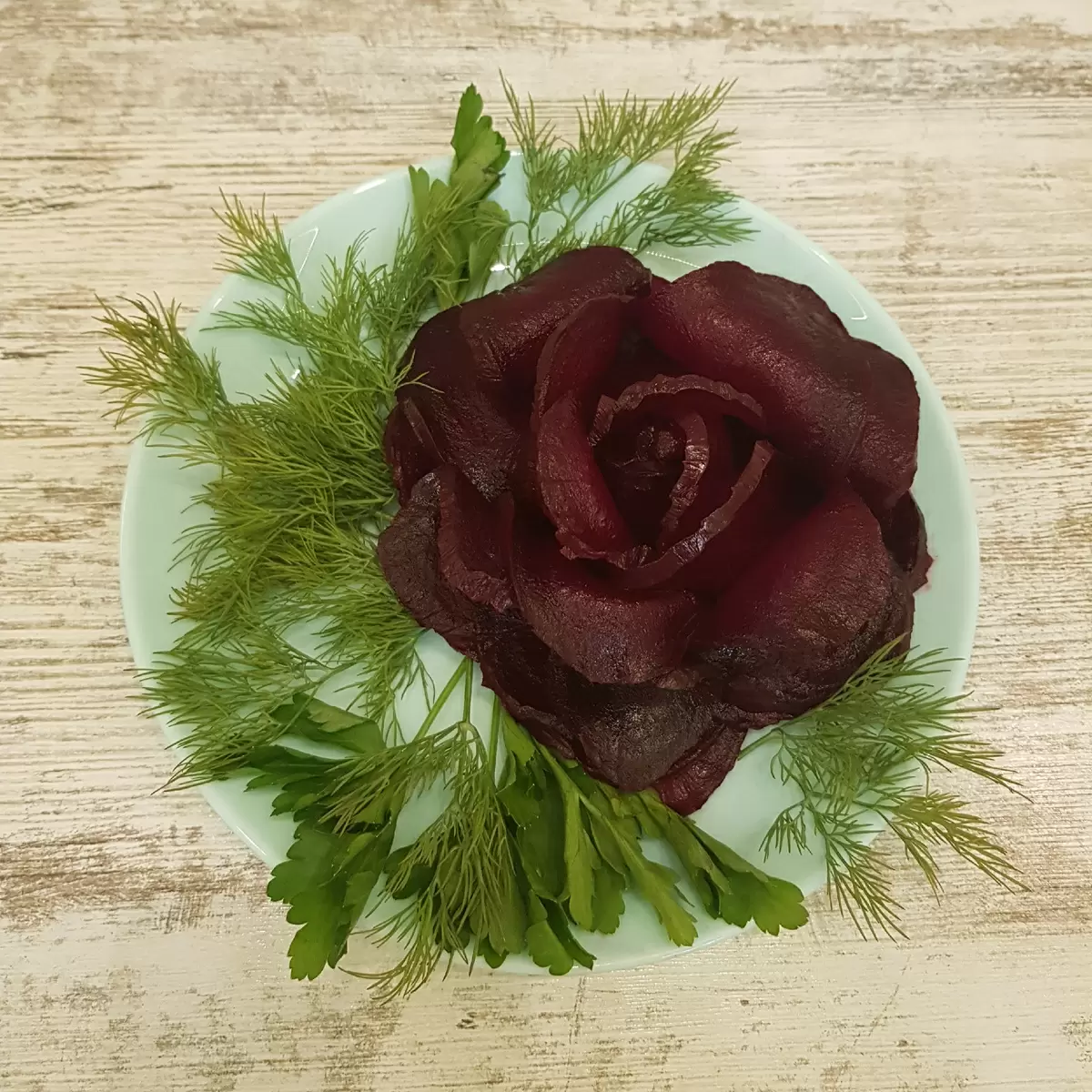 Роза из свеклы как простой способ украсить салат