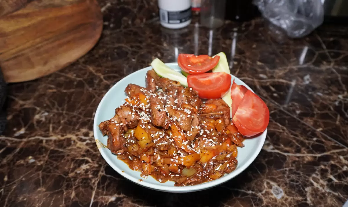 Сочный ужин: бедро индейки с овощами