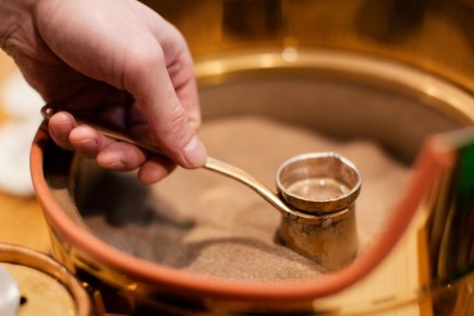 Кофе на песке: медленная техника, которая меняет восприятие утреннего ритуала