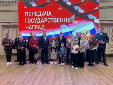 В Волжском передали государственные награды родным военнослужащих, погибших в ходе специальной военной операции Наши земляки проявили отвагу, самоотверженность и до конца выполнили свой воинский долг, защищая Родину и мирных...