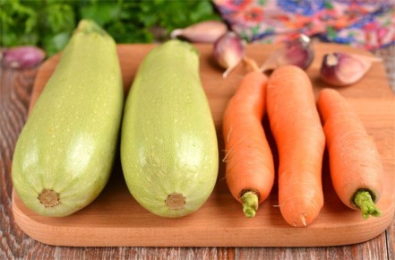 Сочные кабачки и яркая морковь: простое и вкусное блюдо без жарки