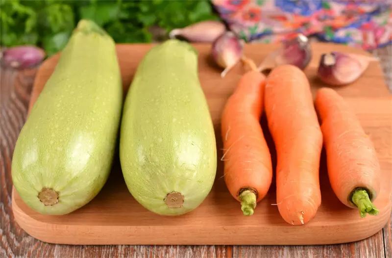 Сочные кабачки и яркая морковь: простое и вкусное блюдо без жарки