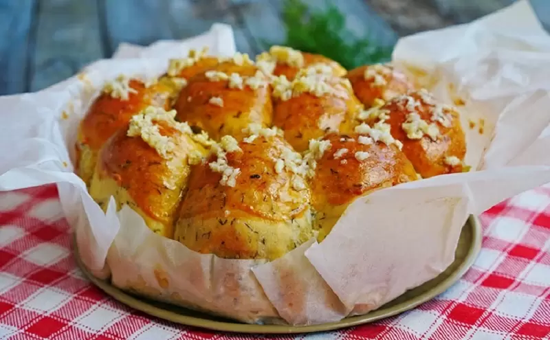 Пампушки с чесноком и укропом: как создать идеальное лакомство для уютного вечера