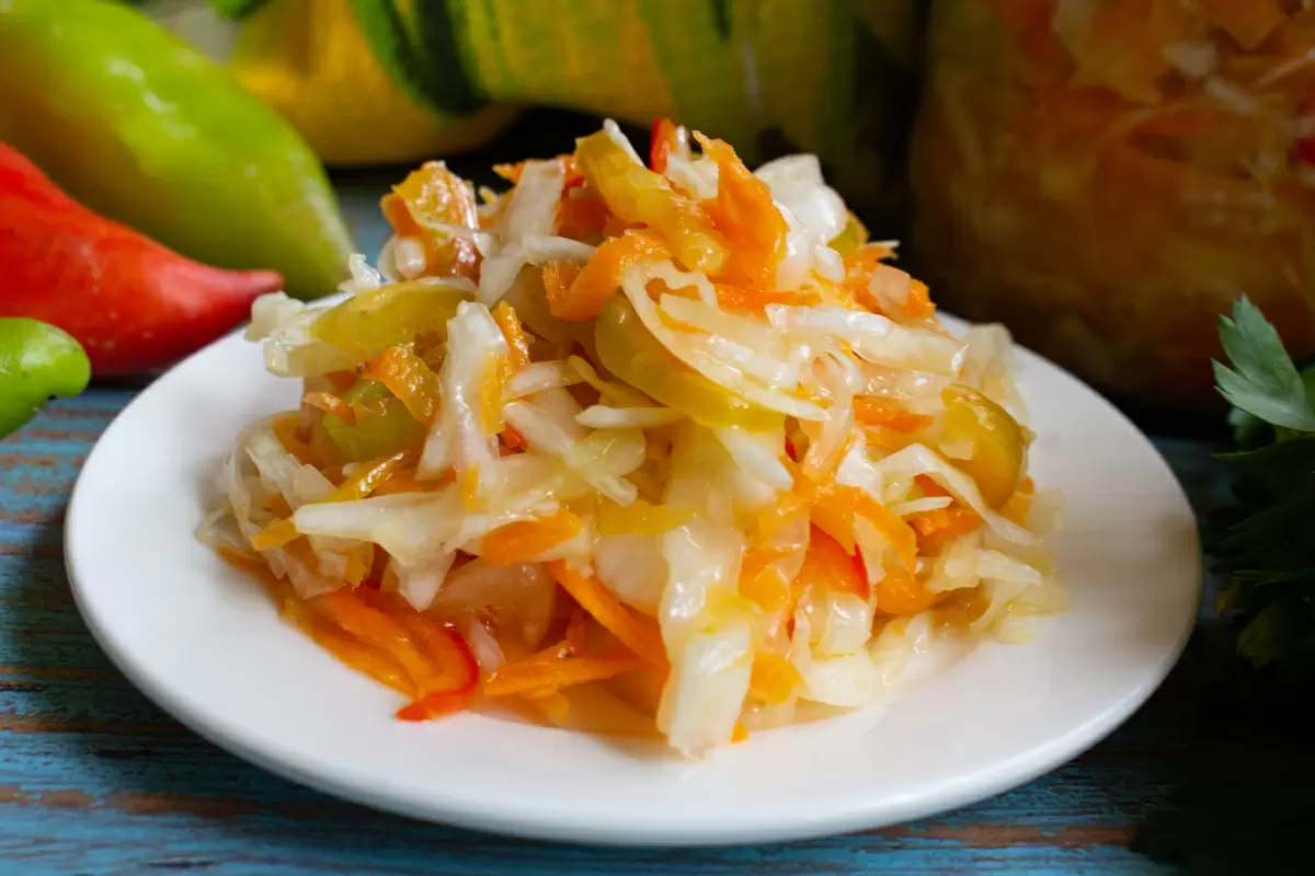 Легкий и хрустящий салат из капусты: как приготовить быстро и просто