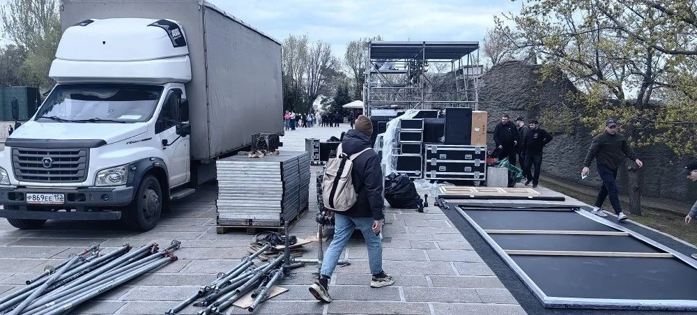 На Мамаев курган уже завезли тонны оборудования на девяти грузовиках На Мамаев курган уже завезли тонны оборудования на девяти грузовиках
