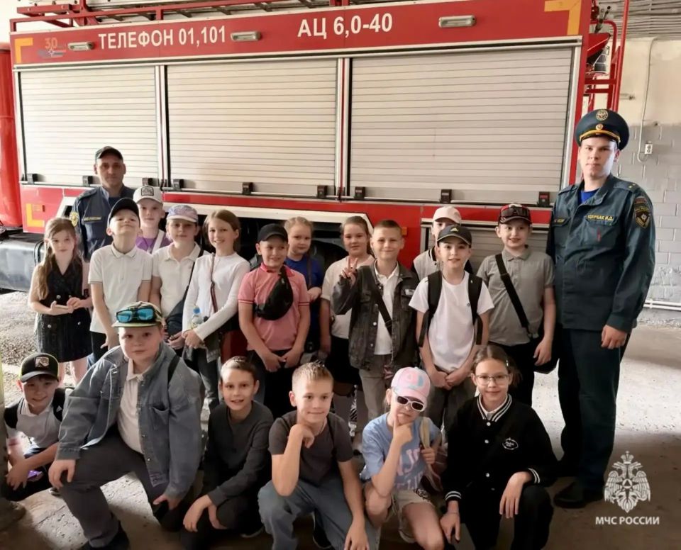 В гостях у огнеборцев: третьеклассники познакомились с пожарной техникой В гостях у огнеборцев: третьеклассники познакомились с пожарной техникой