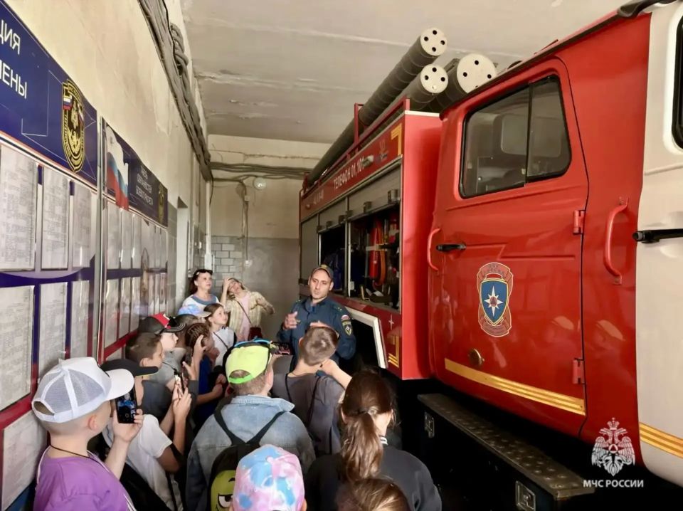 В гостях у огнеборцев: третьеклассники познакомились с пожарной техникой В гостях у огнеборцев: третьеклассники познакомились с пожарной техникой