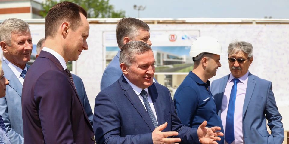Сегодня в рамках рабочей поездки в онкодиспансер – крупнейший в ЮФО – губернатор Андрей Бочаров проинспектировал начало строительных работ нового отделения радионуклидной терапии и диагностики