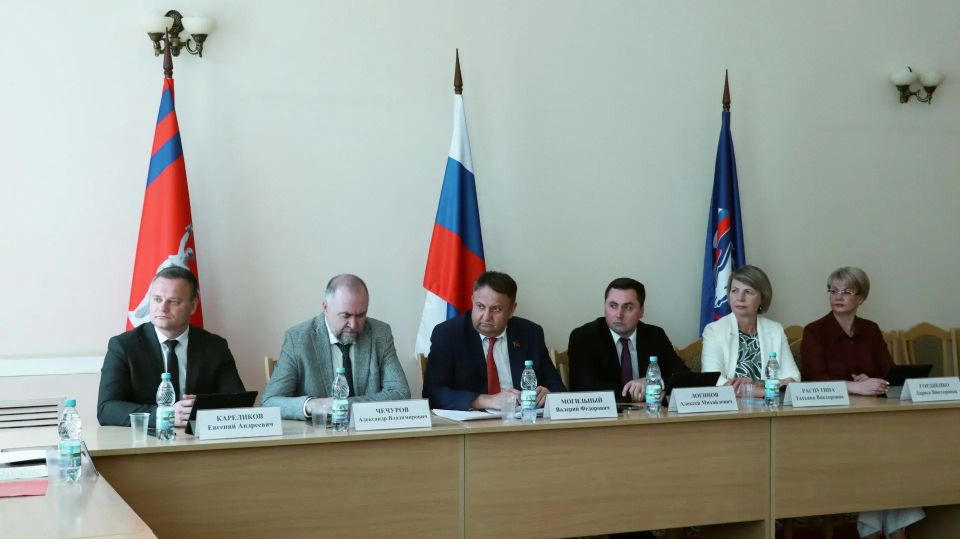 Сегодня под председательством Валерия Могильного состоялось заседание комиссии по вопросам Регламента, парламентского контроля, депутатской этики и противодействия коррупции