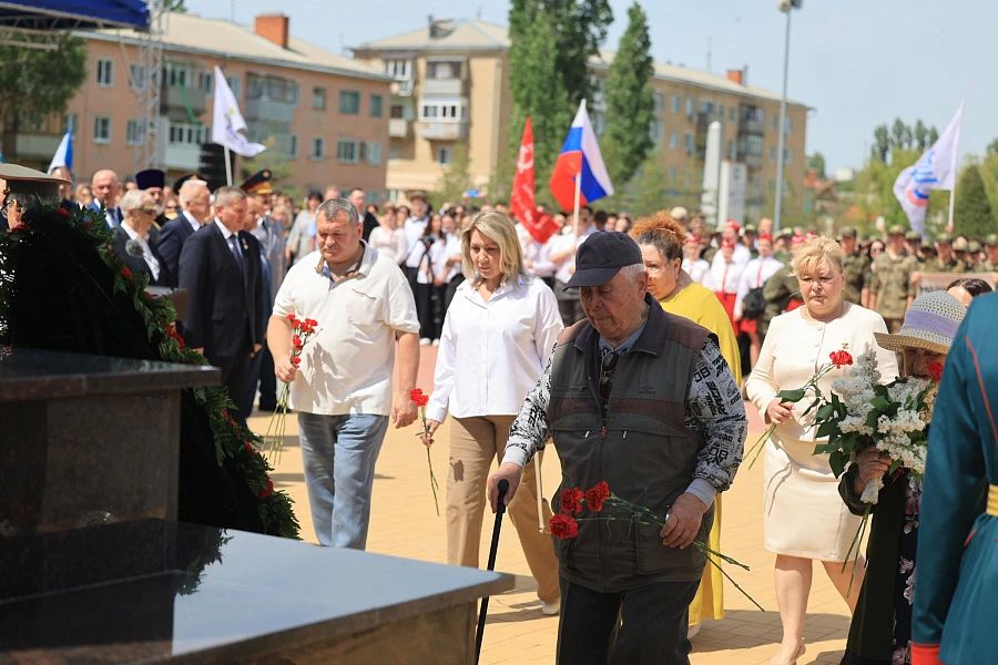 Стелу «Рубеж Сталинградской доблести» открыли в Камышине Стелу «Рубеж Сталинградской доблести» открыли в Камышине