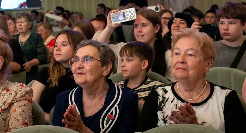 «Сталинградский бал» вновь объединил молодежь и старшее поколение «Сталинградский бал» вновь объединил молодежь и старшее поколение