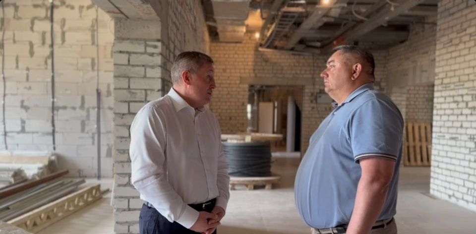 Губернатор Волгоградской области Андрей Бочаров отчитал подрядчика за срыв сроков строительства поликлиники в Камышине, сообщает пресс-служба администрации региона