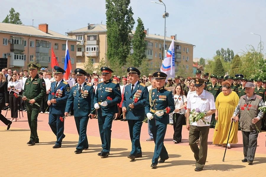 Сотрудники МЧС России приняли участие в торжественной церемонии открытия памятного знака «Рубеж Сталинградской доблести»